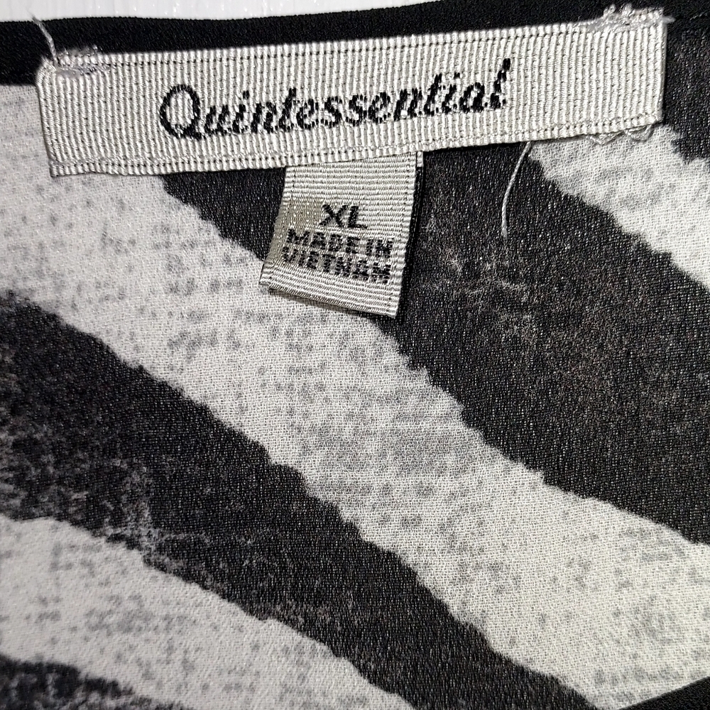 Quintessential zebra print flowy blouse - Picture 2 of 4